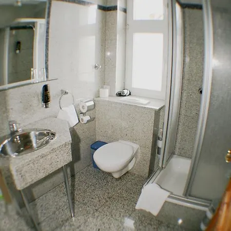 Landgasthof Zur Krummen Linde Han/Misafirhane 2*