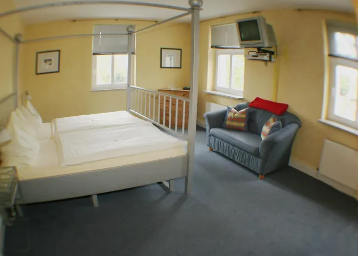 Landgasthof Zur Krummen Linde Inn