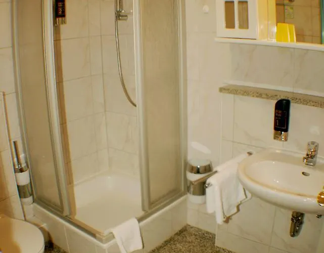 Landgasthof Zur Krummen Linde Inn