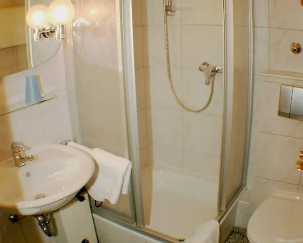 Landgasthof Zur Krummen Linde 여관